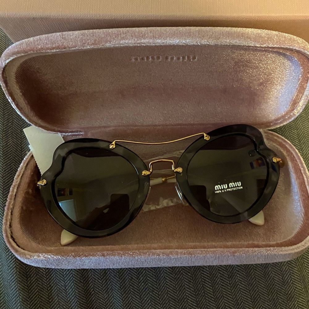 MIU MIU DESIGNER BUTTERFLY SUNGLASSES 😎